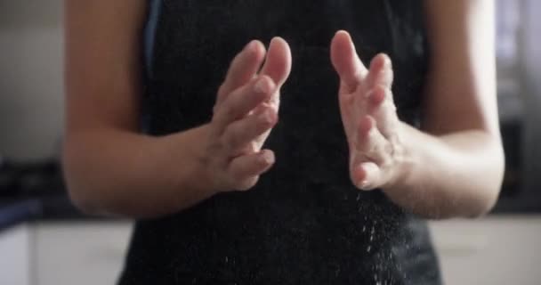 Osoba Ręce Pył Mąki Pieczenia Restauracji Jako Profesjonalny Odżywiania Gotowania — Wideo stockowe