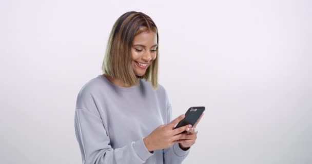 Komik Sohbetler Telefon Kadınlar Stüdyoda Komik Esprili Beyaz Arka Planda — Stok video