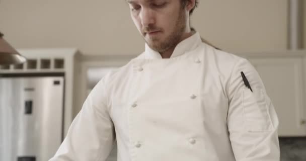 Mens Chef Kok Slijpmes Met Gereedschap Als Culinaire Professional Voor — Stockvideo