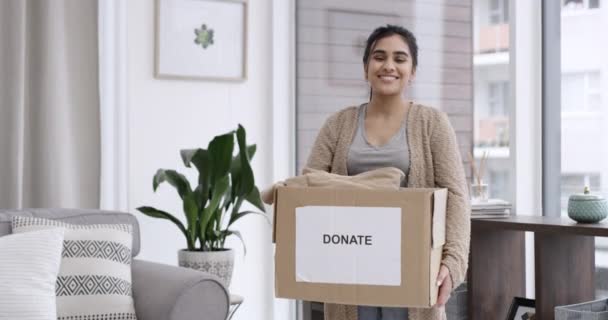 Γυναίκα Πρόσωπο Και Δωρεά Στο Σπίτι Φιλανθρωπικό Κουτί Και Καλοσύνη — Αρχείο Βίντεο