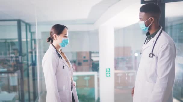 Orvosok Üdvözölnek Könyök Érintés Maszk Kovid Biztonságot Zavaros Találkozó Kézfogás — Stock videók