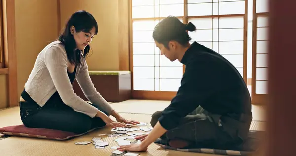 Homem Mulher Jogo Com Cartões Japoneses Chão Desafio Competição Resolução — Fotografia de Stock