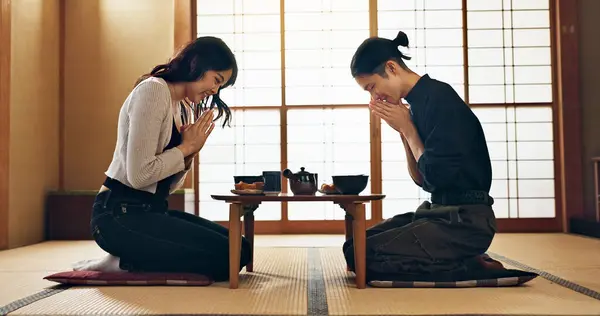 鞠躬打招呼 亚洲人在日本与人约会时互相尊重 文化和爱 渴望吃日本料理 相信对宗教和关怀的承诺和问候 — 图库照片