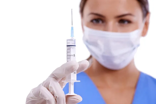 为健康和安全起见 医生和面罩 针头或疫苗 背景为白色 带注射器用于治疗 注射或麻醉的女性患者 外科医生或护士 — 图库照片
