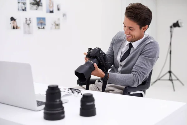 Mann Kamera Und Fotografie Büro Mit Glücklichem Lächeln Kontrolle Der — Stockfoto