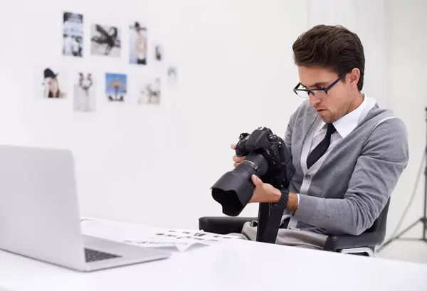 Mann Kamera Und Fotografie Büro Mit Laptop Bildanalyse Und Kreativ — Stockfoto