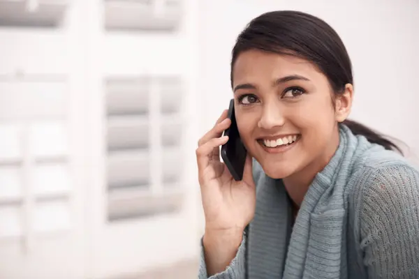 Szczęśliwa Kobieta Sypialni Rozmowy Telefonicznej Relaks Komunikacja Telefonu Komórkowego Mieszkaniu — Zdjęcie stockowe
