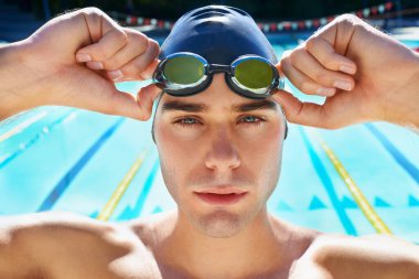 İnsan, bilardo ve gözlüklü yüz portresi, sağlık, sağlık ve zindelik için yüzme egzersizi yapan kep ya da spor. Yüzücü, sporcu ya da kişi yarış, yarışma ve yaz oyunlarında yakın çekim için su kenarında..