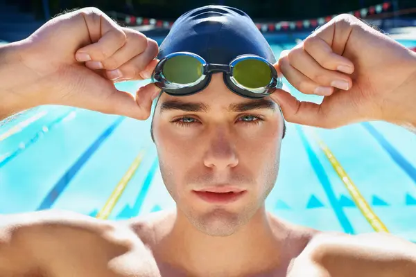 Portret Mężczyzny Basenu Twarzy Okularami Czapką Lub Sportem Ćwiczeniami Pływackimi — Zdjęcie stockowe