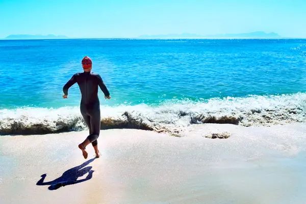 Yüzme Geri Dönüş Yaz Mevsiminde Sahile Koşan Kadınlar Egzersiz Antrenman — Stok fotoğraf