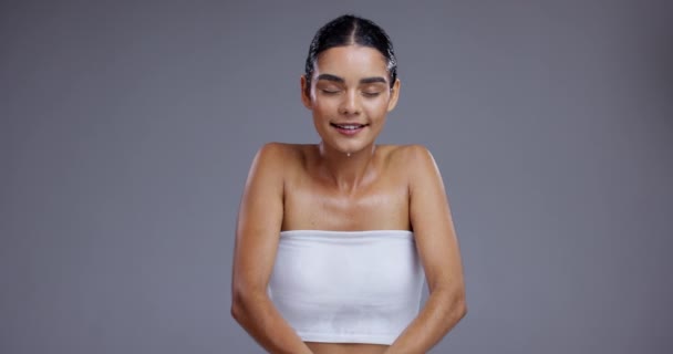 Wasserspritzer Hautpflege Und Frauengesicht Auf Grauem Hintergrund Für Reinigung Wellness — Stockvideo