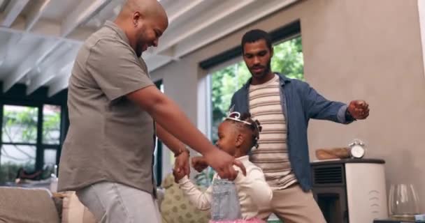 Eşcinsel Çift Çocuk Evdeki Oturma Odasında Bağ Eğlence Mutlulukla Dans — Stok video