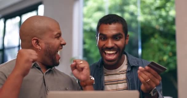 クレジットカード 興奮し ゲイのカップルは勝利 良いニュースと支払いを祝うために自宅のラップトップで Lgbtq オンラインショッピング インターネット購入 バンキングのためのコンピュータ上の幸せな男性 — ストック動画