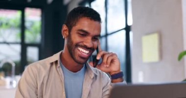 Telefon görüşmesi, ofis ve iletişimi olan siyahi adam, iletişim ağı kurma ve başlangıç konuşmaları gülümsemeyle yapılıyor. Danışmanlık sohbeti yapan bir işçiyle aynı masada mutlu, girişimci ve mobil sohbet..