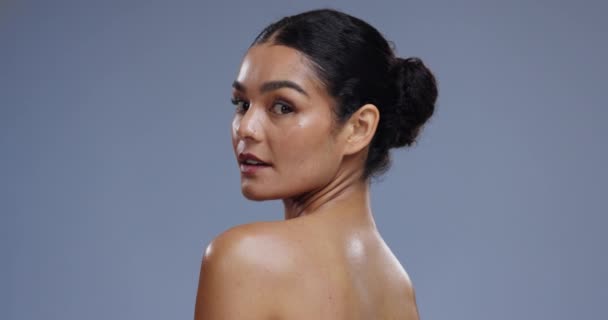 Skincare Kosmetik Dan Wajah Wanita Dengan Latar Belakang Biru Dengan — Stok Video