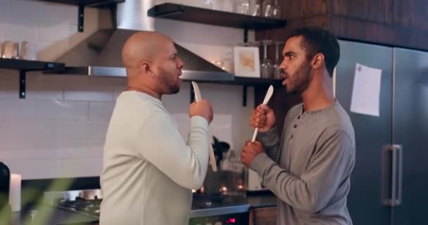 Gay Pasangan Dan Bernyanyi Atau Menari Rumah Dengan Ikatan Hiburan — Stok Video