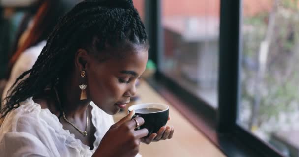 Кав Ярня Щаслива Чорна Жінка Біля Вікна Напоєм Спокійного Спокійного — стокове відео