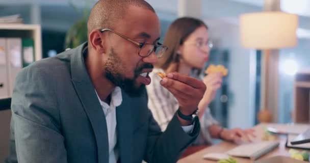Επιχειρηματίες Startup Eating Pizza Office Night Thinking Υπερωρίες Ποικιλομορφία Ομαδική — Αρχείο Βίντεο