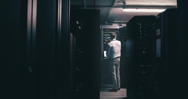 Man Datacenter Computer Voor Onderhoud Systeemoplossing Server Room Codering Cyber — Stockvideo