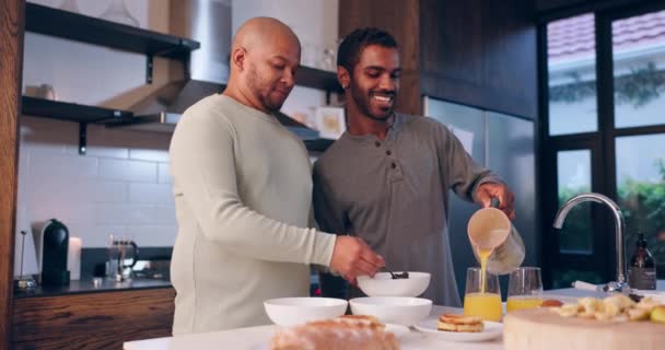 Lgbtq Para Śniadanie Gotowanie Kuchni Rano Zdrowe Jedzenie Relaks Razem — Wideo stockowe