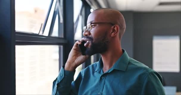 Homem Negro Feliz Telefonema Rindo Discussão Para Piada Engraçada Meme — Vídeo de Stock