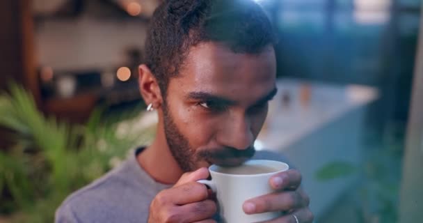 Dostum Evde Kahve Içip Hayal Kurarken Rahatlarken Düşünürken Mutlu Olmak — Stok video