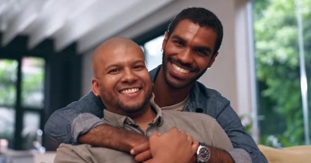 一对同性恋夫妇和脸与沙发 微笑和爱与结合和拥抱在客厅里 黑人男人和Lgbt与婚姻在幸福的房子里 与离奇的浪漫和关系关怀 — 图库视频影像