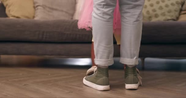 Nohy Zábava Naučit Tancovat Podlaze Obývací Pokoj Podporu Nebo Lidé — Stock video