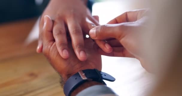 Hände Liebe Und Verlobungsring Mit Schwarzem Paar Hause Zusammen Für — Stockvideo