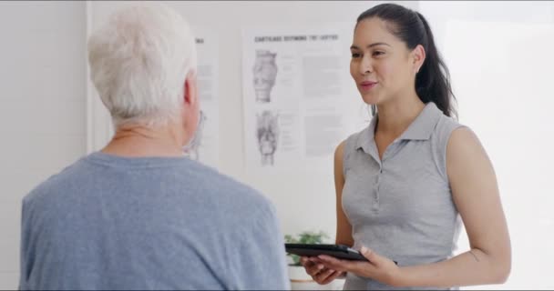 Fizyoterapist Muayenesi Tablet Mutlu Insanlar Müşteri Cevapları Dijital Anket Kayropraktik — Stok video