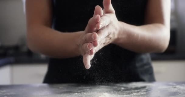 Osoba Ręce Pył Mąki Gotowania Domu Jedzenia Żywienia Pieczenia Lub — Wideo stockowe