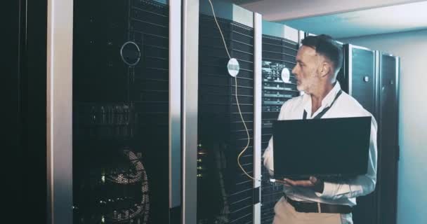 Felnőtt Ember Szerverszobában Laptop Hálózati Karbantartás Mérnök Digitális Tároló Adatbázis — Stock videók