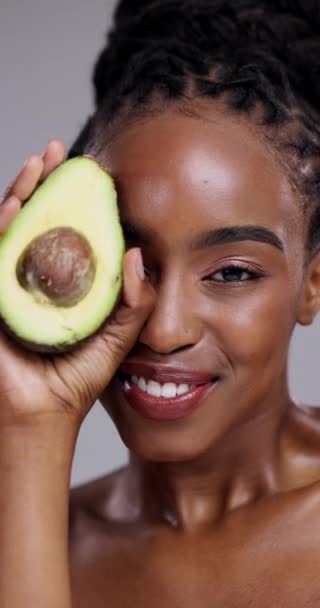 Avokado Güzellik Kadının Yüzü Stüdyoda Sağlıklı Kozmetik Ürünler Vegan Diyeti — Stok video