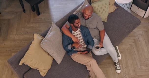 男人和快乐在沙发上与平板电脑社交媒体 互联网流媒体或顶级视图与笑在家里 Lgbtq Couple Touchscreen Technology Couch Lounge Online Show — 图库视频影像