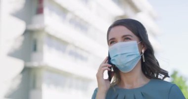 Kadın, telefon et ve işe git. Ofis işi, sohbet ve iletişim için maske tak. Kadın kişi, salgın ya da işçiler için virüs koruması, hastalık ya da enfeksiyondan korunma.