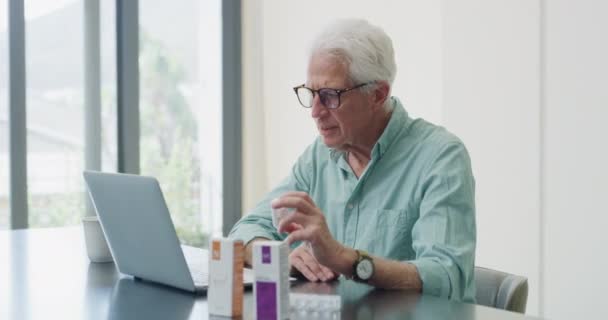 Domů Video Hovor Senior Muž Notebookem Internet Brýle Line Konzultace — Stock video