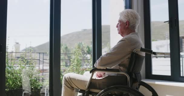 老年人 轮椅和残疾人在有窗户的退休之家 独自思考 残废人 不幸者和鳏夫的医疗用品 失物招领和在有悲伤回忆的公寓里看东西 — 图库视频影像