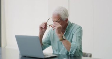 Ev, dizüstü bilgisayarı, interneti ve web sitesi bilgisi, e-postası ve ağı olan gözlüklü yaşlı bir adam. Daire, emekli ve bilgisayarlı olgun bir adam, emeklilik fonunu ve göz giysisini kontrol edin..