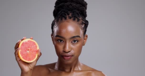 Szépség Arc Grapefruit Stúdióban Vitamin Ellátások Méregtelenítés Izzás Szürke Háttér — Stock videók