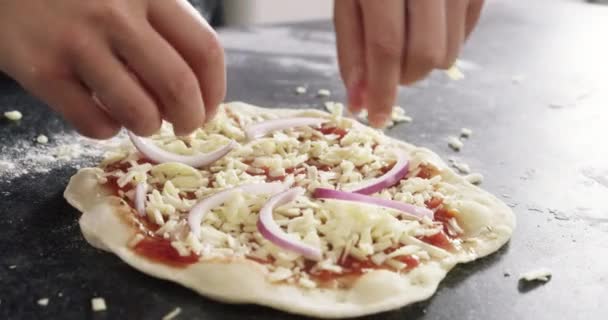 Χέρια Πίτσα Και Ζύμη Μαγείρεμα Κρεμμυδιού Fast Food Γεύμα Για — Αρχείο Βίντεο