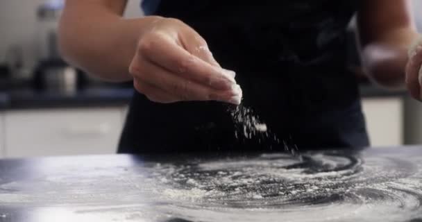 Osoba Ręce Ciasto Mąki Stole Kuchennym Pieczenia Gotowania Lub Procesu — Wideo stockowe