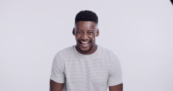 Feliz Riendo Cara Hombre Negro Sobre Fondo Blanco Con Sonrisa — Vídeos de Stock