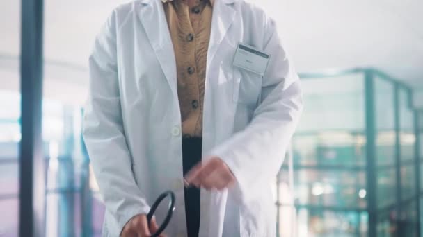 Médico Braços Cruzados Estetoscópio Hospital Mãos Funcionários Para Cuidados Saúde — Vídeo de Stock