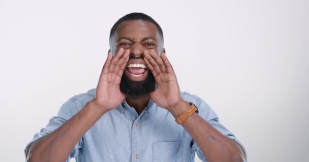 News Announcement Face Black Man Shouting Studio Info White Background — Stock Video