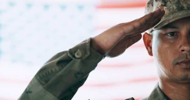 Χέρι Άνδρας Και Στρατιώτης Αμερικανική Σημαία Χαιρετούν Για Σεβασμό Στρατιωτικό — Αρχείο Βίντεο