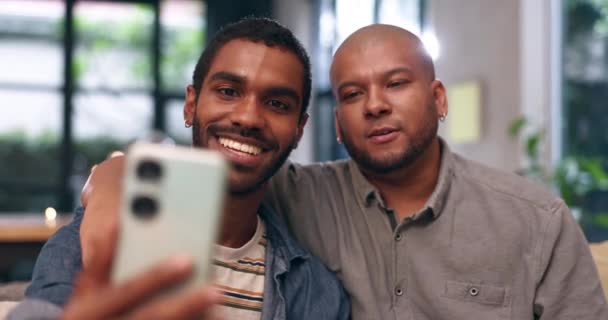 Hjem Homofil Par Video Samtale Med Selfie Morsom Spøk Kjærlighet – stockvideo