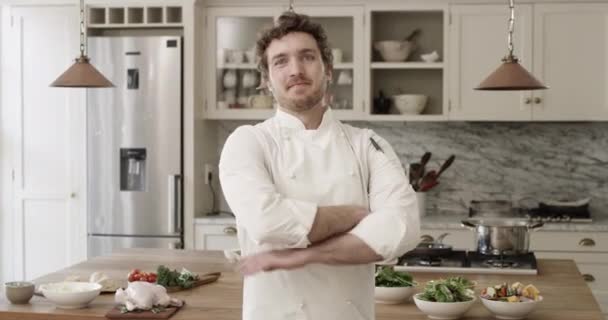 Zkřížené Paže Úsměv Tvář Kuchaře Kuchyni Pro Vaření Moderním Domě — Stock video