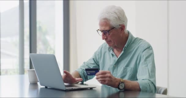 Домашний Пожилой Мужчина Ноутбуком Кредитной Картой Очками Праздником Победой Успехом — стоковое видео