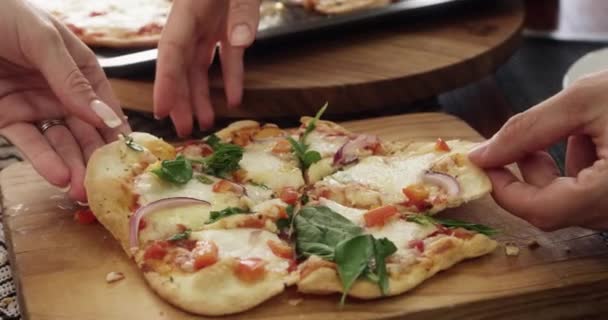Pizza Fetta Mani Persone Una Casa Festeggiare Cena Portare Insieme — Video Stock
