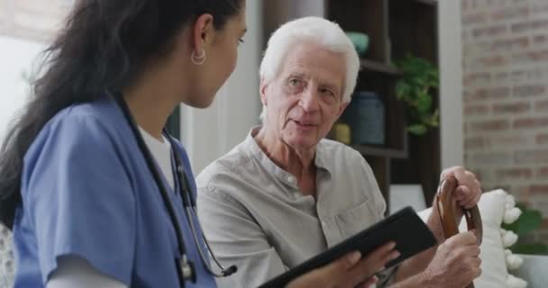 Tablet Senior Man Och Vårdgivare Samtal Vård Äldreomsorg Eller Konsultation — Stockvideo